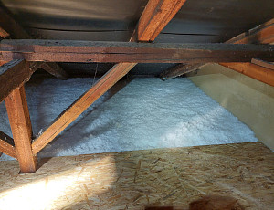 Zateplení stropu stávajícího rodinného domu foukanou izolací